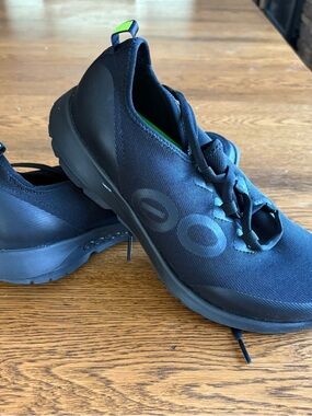 OOFOS

OOmg recovery Shoes - Women's
size 9.5
